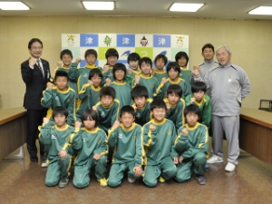 写真:津ラピドFCの皆さんと