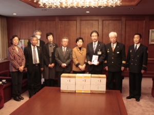 写真:「みな月会」から消防団に対する慰労品贈呈式