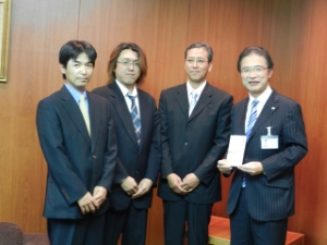 写真:JFEエンジニアリング津製作所役職会、ユニバーサル造船津作業長会・津班長会からの寄付贈呈式