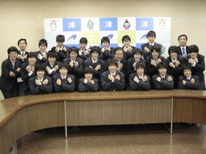 写真:津商業高等学校 女子バレーボール部の皆さんと