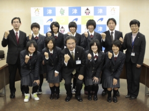 写真:津商業高等学校 女子陸上部の皆さんと