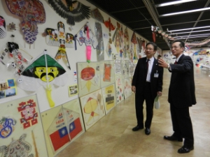 写真：世界の凧展　坂井田茂さんと