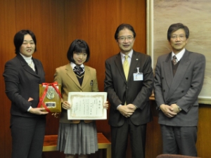 写真：阿部次郎記念賞最優秀賞受賞　伊藤江理華さんと