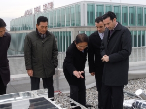 写真：SRBエナジー社製太陽熱集熱設備を視察