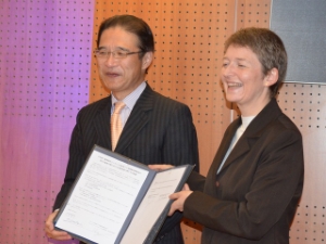 写真：シャビーヌ・アンジャルベール局長と