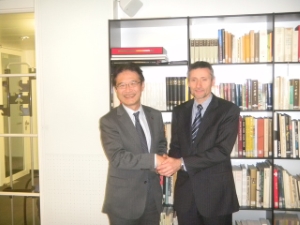 写真：ロジェ・ツビンデン参事官と