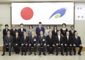 写真：津市文化功労賞・奨励賞、スポーツ功労賞・奨励賞、教育功労者表彰式挨拶・表彰