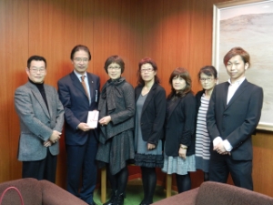 写真:ボランティア団体「夢の会」の皆さんと