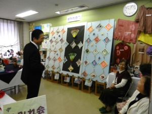 写真:高洲教育集会所作品展示会鑑賞