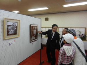 写真:津市中央市民館作品展示会鑑賞