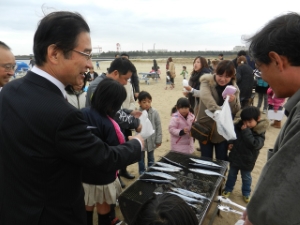 写真:津幼稚園「静かな浜辺で秋刀魚を食べる会」挨拶