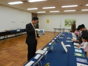 写真:第3回津市手づくり絵本コンクール作品展鑑賞