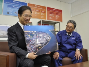 写真:クラボウ三重工場 青山恭弘工場長と