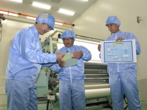 写真:クラボウ三重工場のクリーンルームにて