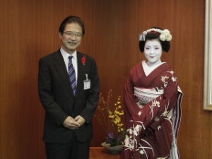 写真:舞妓の冨久君さんと