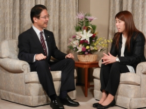 写真：津市広報番組「市長対談（吉田沙保里選手との対談）」