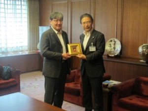 写真：ダンバダルジャー・バッチジャルガル総領事と