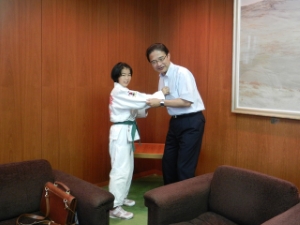 写真：全国小学生学年別柔道大会に出場する生峰羽澄さんと