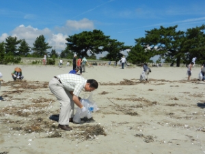 写真：香良洲海岸清掃＆地引網体験挨拶
