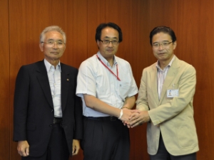 写真：（中央）仙台市バレーボール協会・鈴木英文総務委員長、（左）ビーチバレーin御殿場実行委員会・岡田廣助副会長