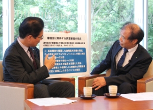 写真：津市総合計画審議会　武田保雄会長との対談1