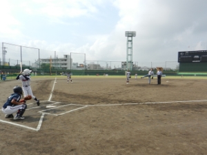 写真：第32回三重テレビ旗・中日新聞杯争奪リトルリーグ野球大会始球式