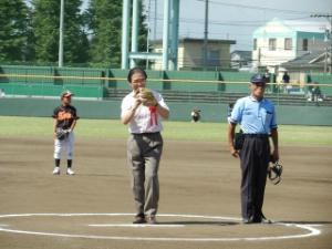 写真：第46回津子連球技大会始球式