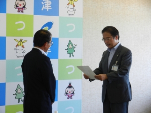 写真：津市行財政改革推進委員会への諮問