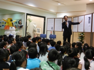 写真：上富良野町紹介パネル展・物産展オープン式挨拶