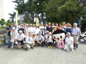 写真：津・お城クリーン作戦激励