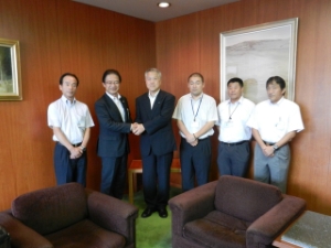 写真：大橋健男松島町長と