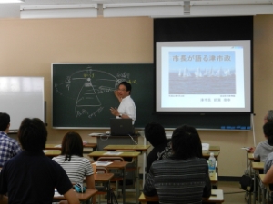 写真：三重短期大学「自治体行政特論」講話