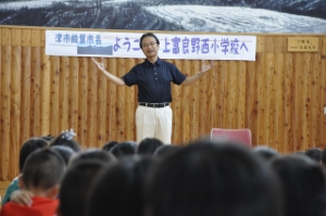 写真：上富良野西小学校訪問1