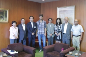 写真：津西ライオンズクラブの皆さん、Fabio Carapelleseさんと