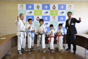 写真：出場選手の皆さんと