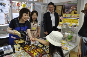 写真：津市物産コーナー