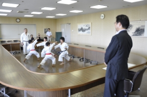 写真：津南空手スポーツ少年団　組手を披露