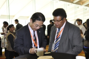 写真：フィジーのモゼゼカワ・ナシヌ市長と