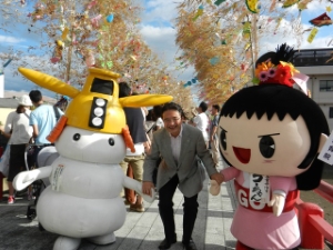 写真：観音橋でシロモチくんゴーちゃんと