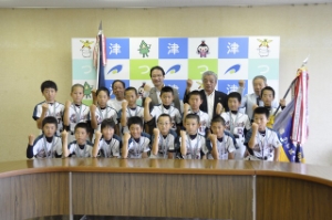 写真：千里ケ丘スポーツ少年団の皆さんと