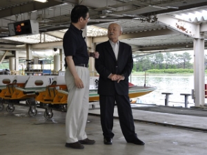 写真：倉田栄一さんと