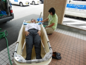 写真：ニチイケアセンター訪問　訪問入浴の実演
