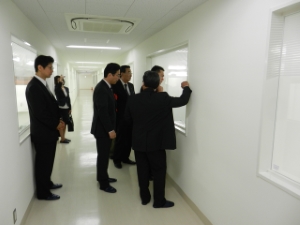 写真：クラボウ三重工場竣工　工場見学