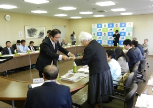 写真：第1回津市総合計画審議会委員委嘱式