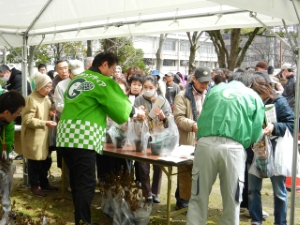 写真:第13回津市民緑と花の市 グリーンキャンペーン挨拶、苗木配布