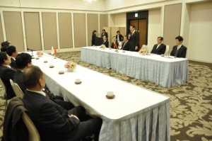 写真:政府団 呉樹南団長〈鎮江市人民対外友好協会会長〉ほか来津歓迎挨拶1