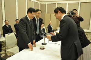 写真:政府団 呉樹南団長〈鎮江市人民対外友好協会会長〉ほか来津歓迎挨拶2