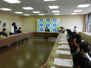 写真:津市4大学まちおこし隊・津高校生による津市長へのまちづくり提言