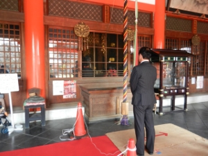 写真：津・大門のおひなさん「おひなさま姿で結婚式」見学