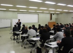 写真：部次長級職員等「組織経営セミナー」講話